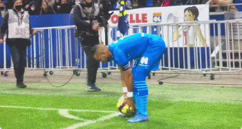 记者：曼城愿意冬窗外租18岁前锋桑加雷，安德莱赫特等队有意